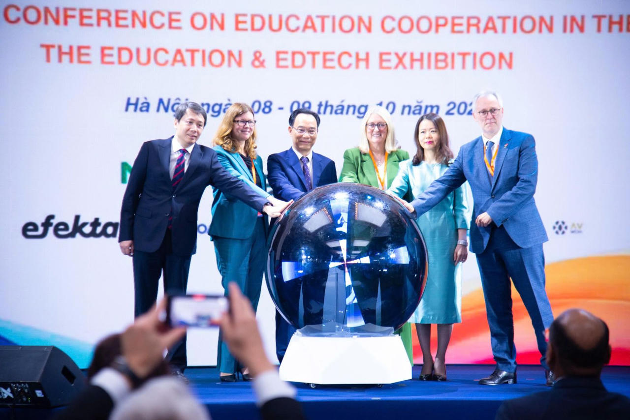 C&aacute;c đại biểu tham dự thực hiện nghi thức khai mạc Triển l&atilde;m Gi&aacute;o dục v&agrave; C&ocirc;ng nghệ gi&aacute;o dục. (Ảnh: MOET)