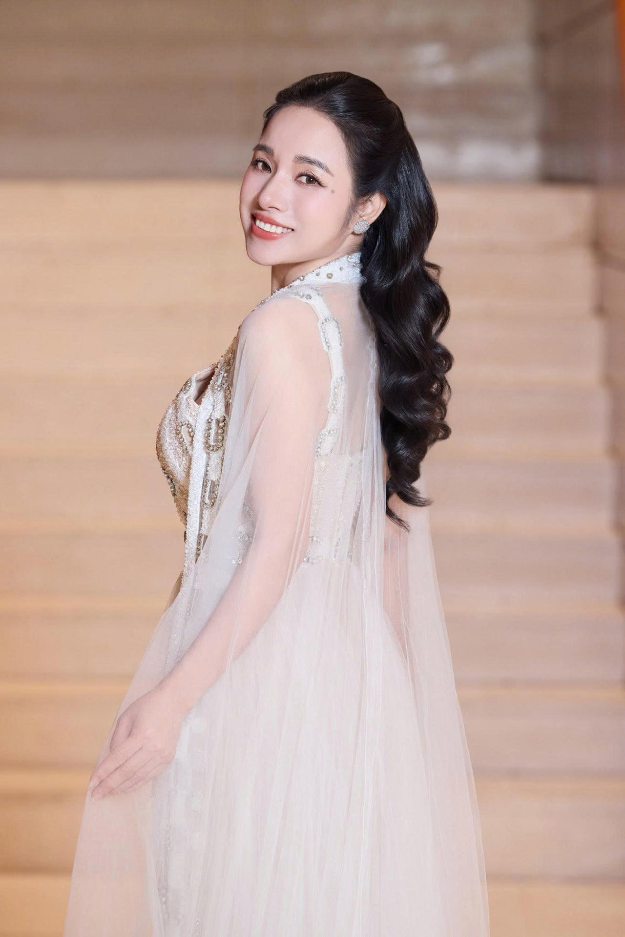 Nghệ sĩ Opera B&ugrave;i Thị Trang thể hiện ngọt ng&agrave;o 'S&ocirc;ng Hồng nỗi nhớ' (Ảnh: Th&agrave;nh Trung).