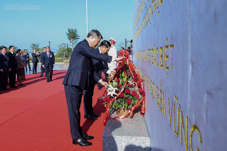 Hai Thủ tướng Việt Nam, L&agrave;o d&acirc;ng hoa tưởng niệm Chủ tịch Hồ Ch&iacute; Minh, Chủ tịch Kaysone Phomvihane, Chủ tịch Souphanouvong- Ảnh 2.