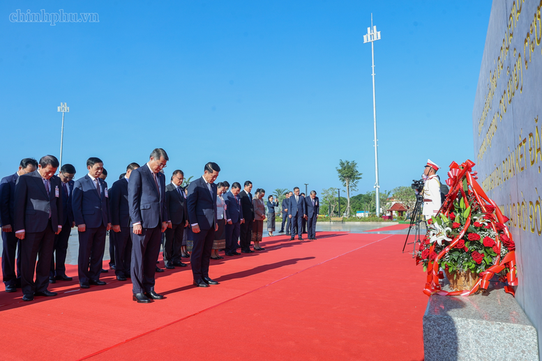 Hai Thủ tướng Việt Nam, L&agrave;o d&acirc;ng hoa tưởng niệm Chủ tịch Hồ Ch&iacute; Minh, Chủ tịch Kaysone Phomvihane, Chủ tịch Souphanouvong- Ảnh 3.