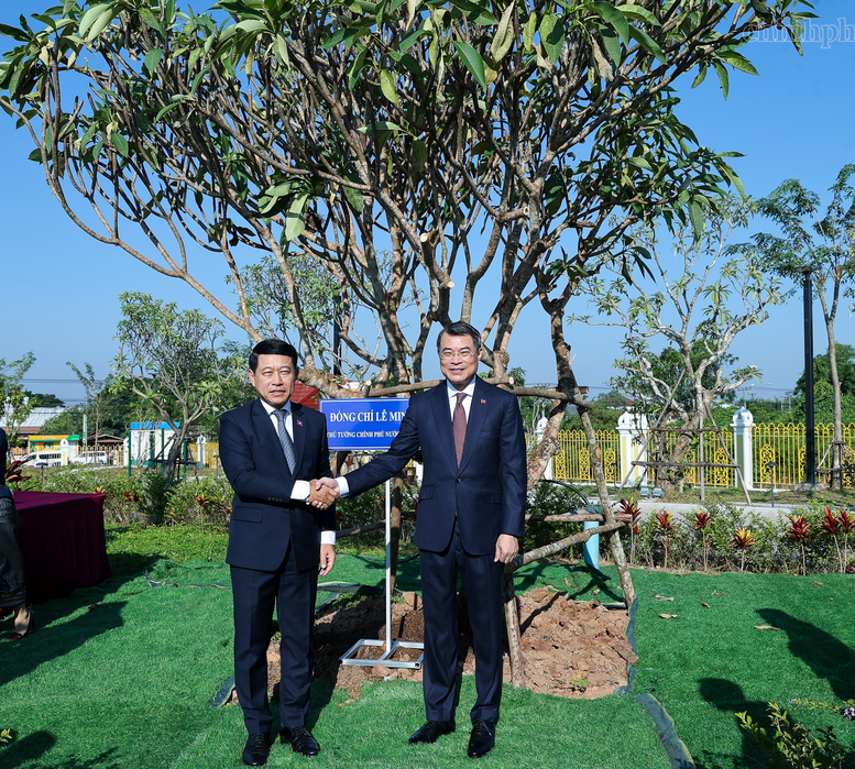 Hai Thủ tướng Việt Nam, L&agrave;o d&acirc;ng hoa tưởng niệm Chủ tịch Hồ Ch&iacute; Minh, Chủ tịch Kaysone Phomvihane, Chủ tịch Souphanouvong- Ảnh 5.