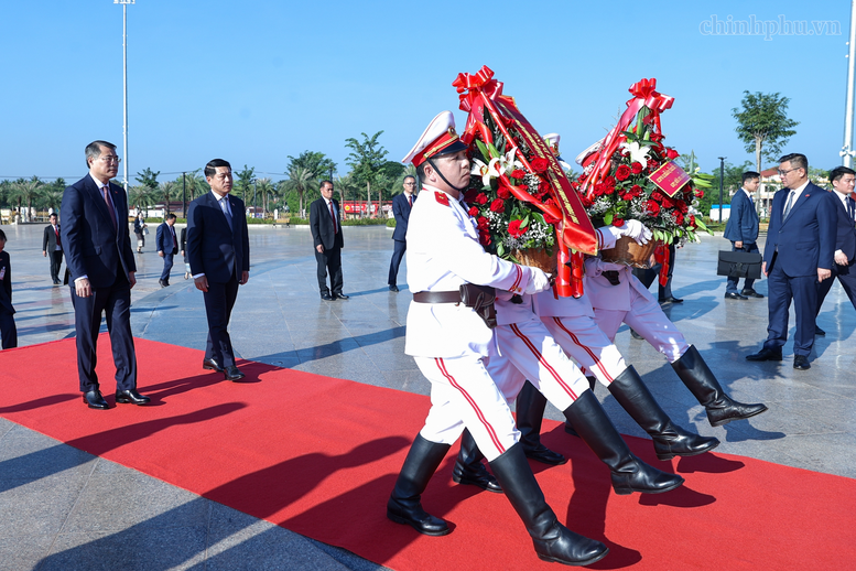 Hai Thủ tướng Việt Nam, L&agrave;o d&acirc;ng hoa tưởng niệm Chủ tịch Hồ Ch&iacute; Minh, Chủ tịch Kaysone Phomvihane, Chủ tịch Souphanouvong- Ảnh 1.
