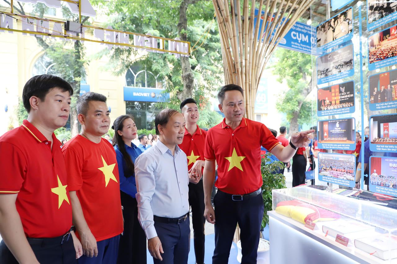 C&aacute;c đại biểu tham quan tại Triển l&atilde;m. (Ảnh: Đ.H)