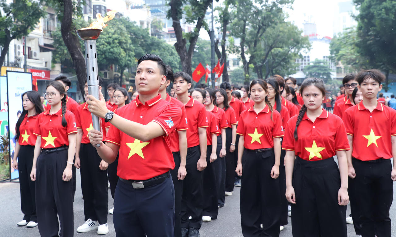 Thanh ni&ecirc;n v&agrave; nghi thức rước đuốc thi&ecirc;ng li&ecirc;ng. (Ảnh: Đ.H)