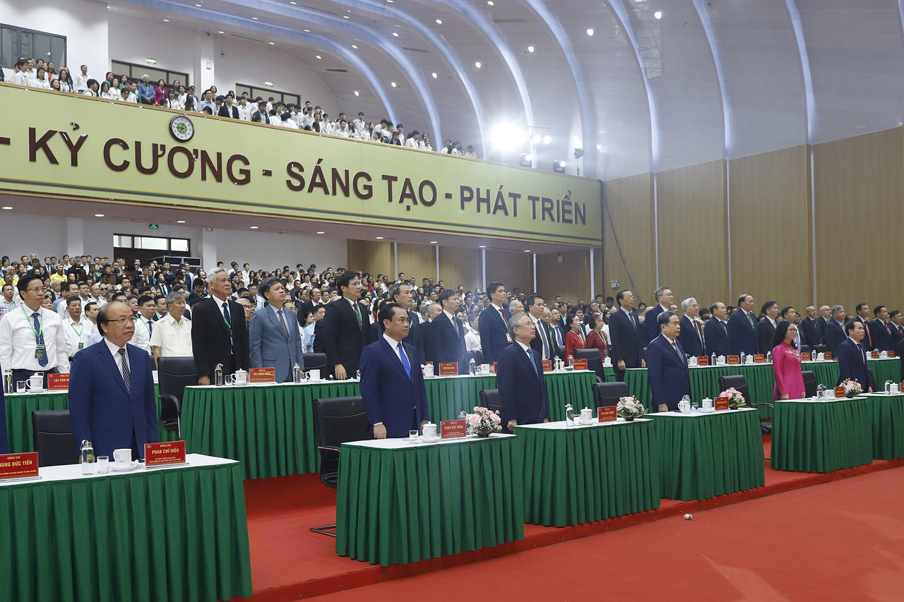 C&aacute;c đại biểu tham dự Lễ kỷ niệm thực hiện nghi thức ch&agrave;o cờ.