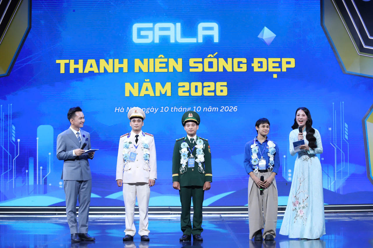 C&aacute;c thanh ni&ecirc;n giải thưởng Thanh ni&ecirc;n sống đẹp chia sẻ tại chương tr&igrave;nh. (Ảnh: Đ.H)