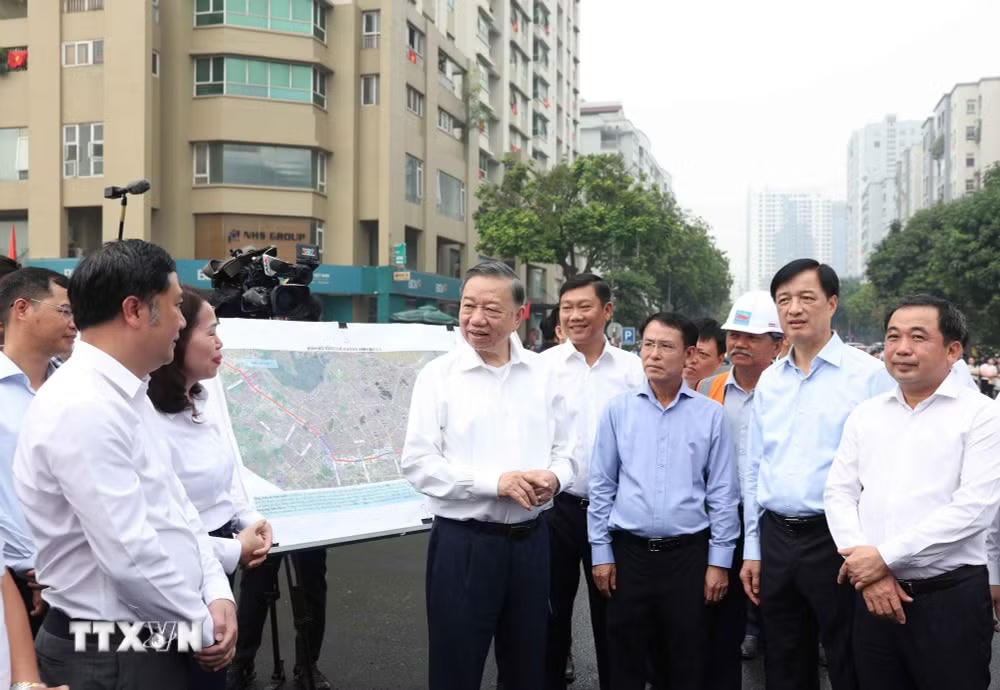 Tổng B&iacute; thư, Chủ tịch nước T&ocirc; L&acirc;m kiểm tra tiến độ thi c&ocirc;ng một số c&ocirc;ng tr&igrave;nh, dự &aacute;n trọng điểm của Thủ đ&ocirc;- Ảnh 3.