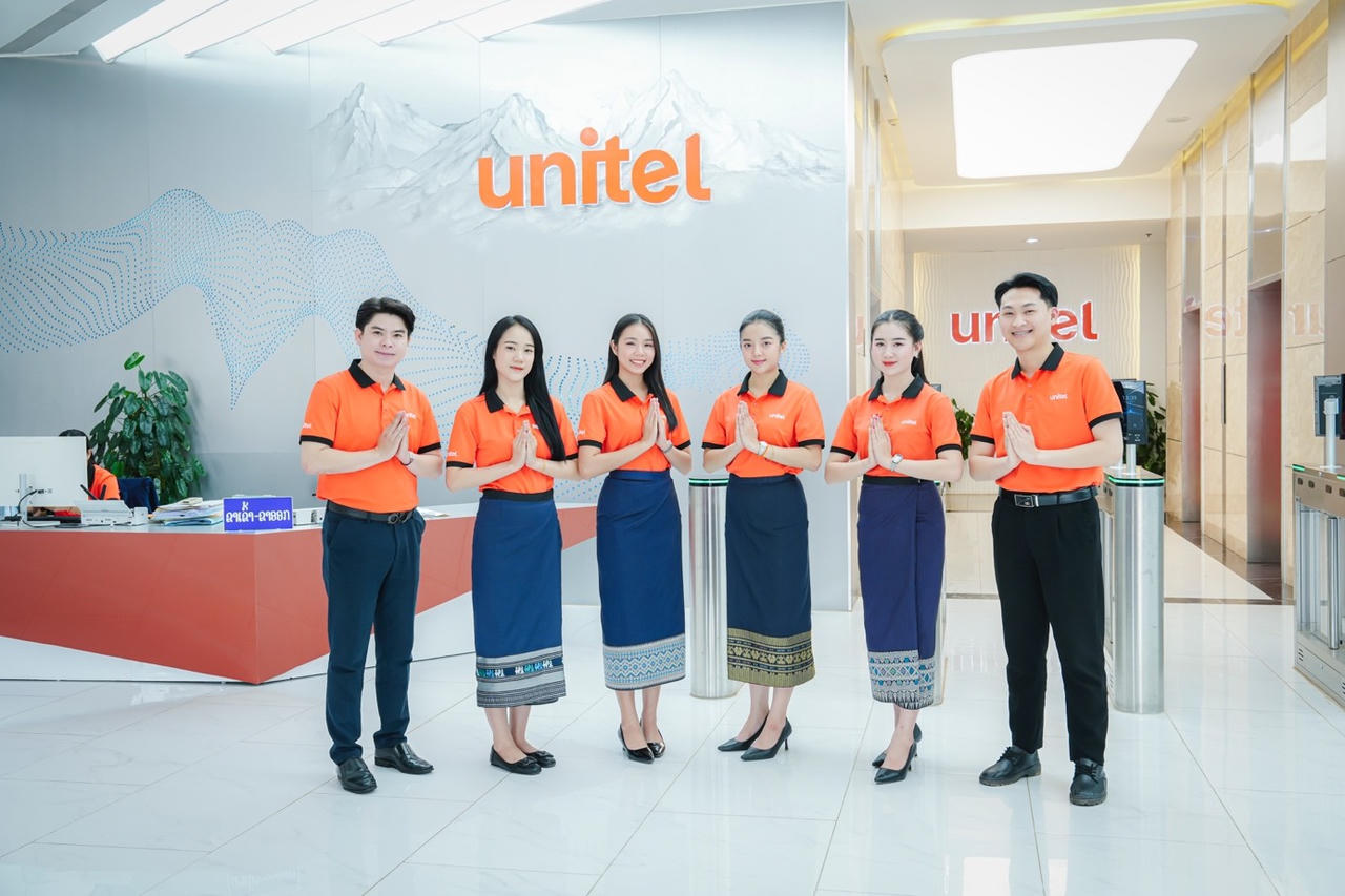 C&aacute;n bộ nh&acirc;n vi&ecirc;n Unitel tại trụ sở L&agrave;o.