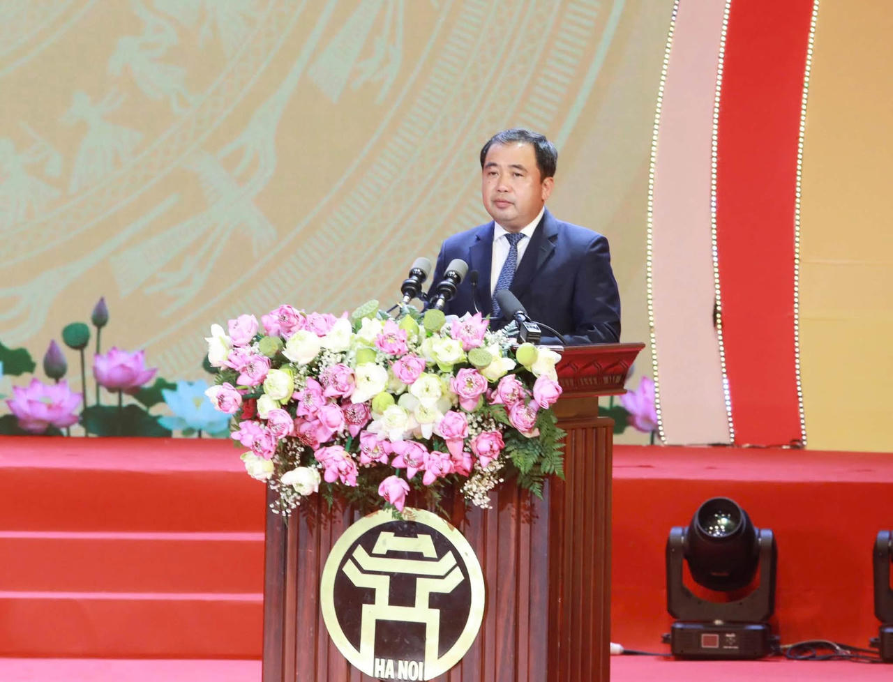 B&iacute; thư Th&agrave;nh ủy H&agrave; Nội Trần Đức Thắng ph&aacute;t biểu tại hội nghị.