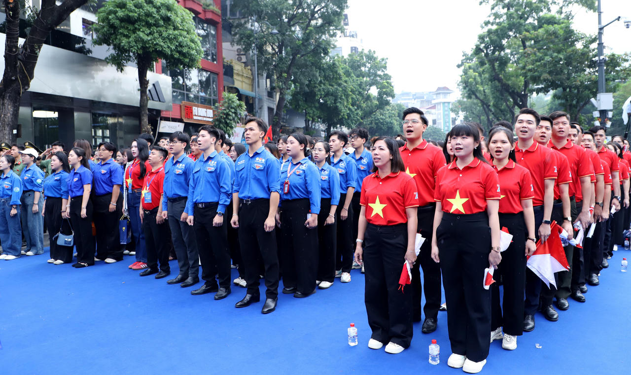 X&uacute;c động Lễ ch&agrave;o cờ v&agrave; h&aacute;t quốc ca ở chặng 7 H&agrave;nh tr&igrave;nh T&ocirc;i y&ecirc;u Tổ quốc t&ocirc;i tại H&agrave; Nội. (Ảnh: Đ.H)