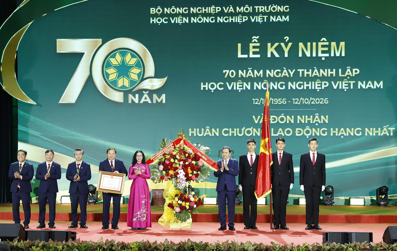 Chủ tịch Quốc hội Trần Thanh Mẫn trao Hu&acirc;n chương Lao động hạng Nhất v&agrave; tặng hoa ch&uacute;c mừng Học viện N&ocirc;ng nghiệp Việt Nam.