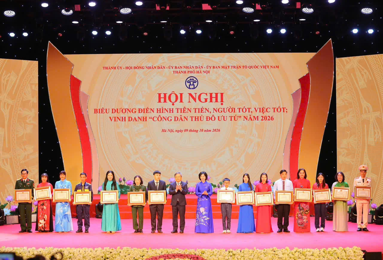Chủ tịch UBND TP H&agrave; Nội Vũ Đại Thắng v&agrave; Chủ tịch HĐND TP H&agrave; Nội Ph&ugrave;ng Thị Hồng H&agrave; trao Bằng khen v&agrave; Danh hiệu Người tốt, việc tốt năm 2026 tặng 15 c&aacute; nh&acirc;n.