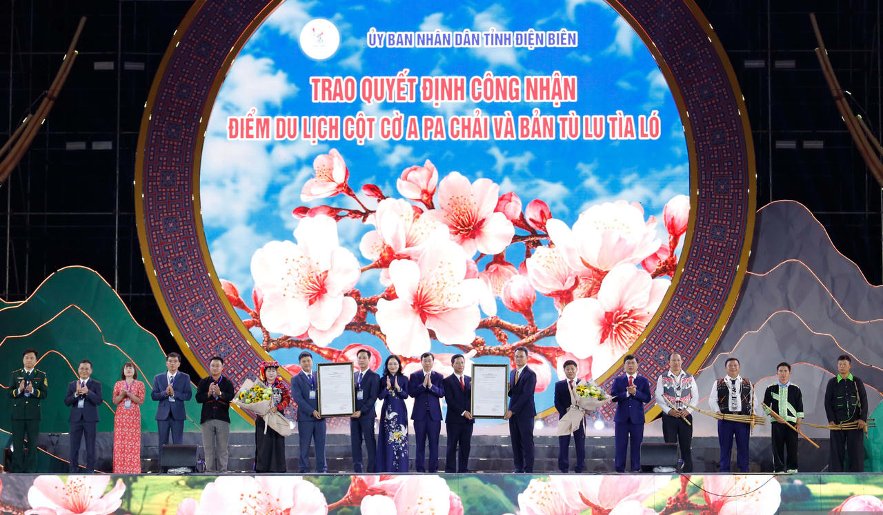 Chủ tịch UBND tỉnh Điện Bi&ecirc;n L&ecirc; Văn Lương trao quyết định c&ocirc;ng nhận hai điểm du lịch, gồm Cột cờ A Pa Chải, x&atilde; S&iacute;n Thầu v&agrave; bản T&ugrave; Lu - T&igrave;a L&oacute;, x&atilde; Pu Nhi (Ảnh: CTV).