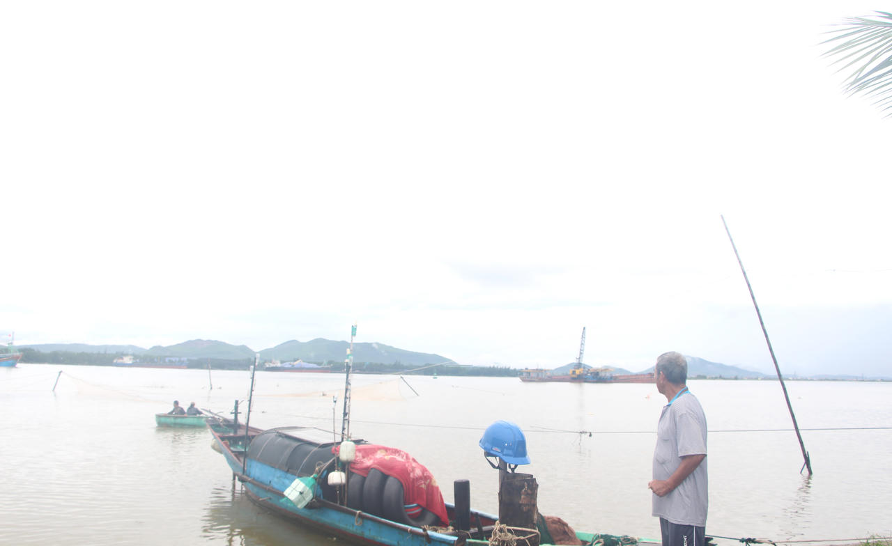 &Ocirc;ng Nguyễn Văn Kh&acirc;m, bố đẻ anh Nguyễn Mạnh Cường, thấp thỏm lo lắng khi hay tin con trai gặp nạn tr&ecirc;n biển. (Ảnh: Minh Phương)
