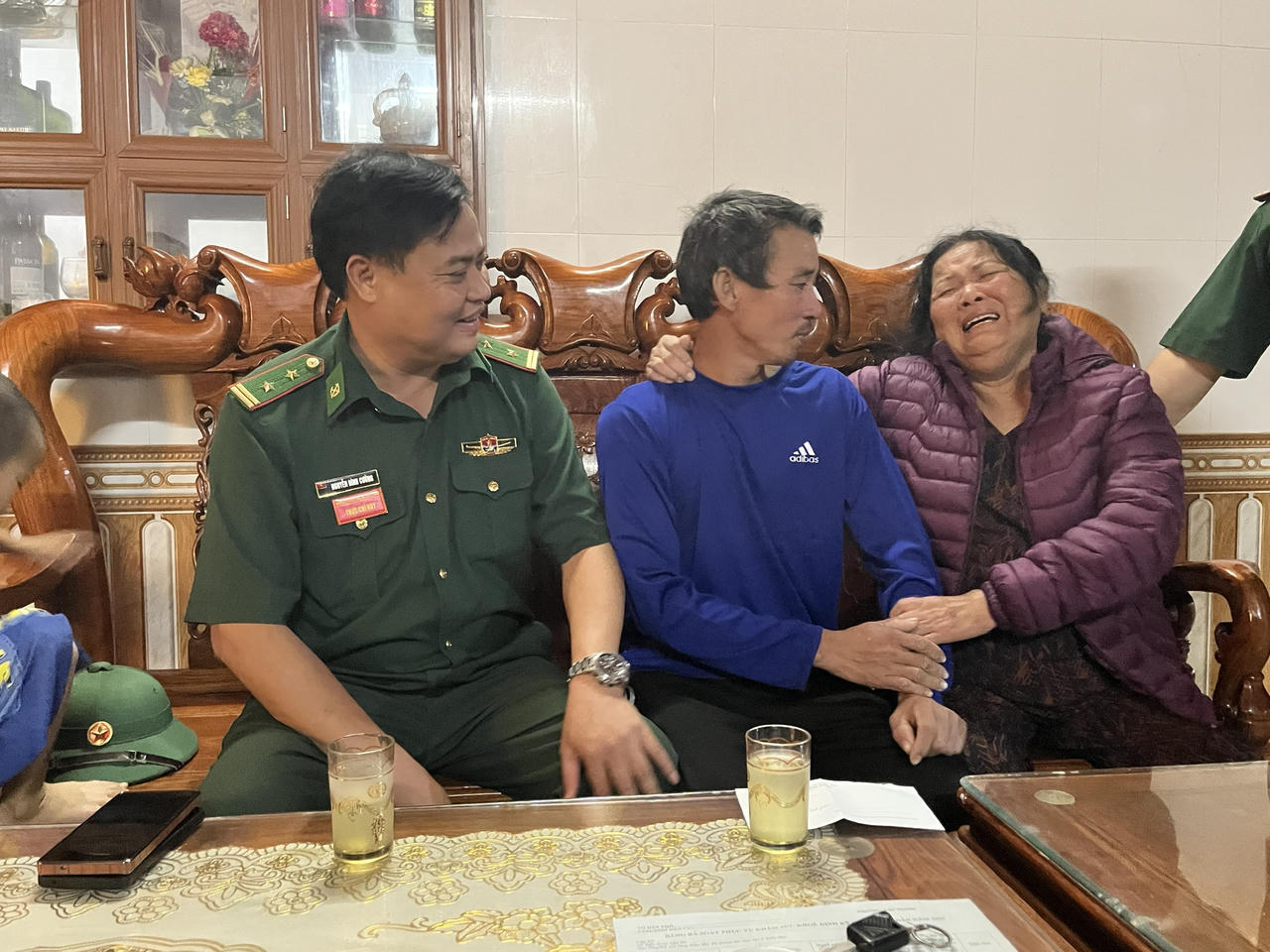 Người th&acirc;n x&uacute;c động khi anh Nguyễn Mạnh Cường may mắn trở về an to&agrave;n sau gần 8 giờ l&ecirc;nh đ&ecirc;nh giữa biển. (Ảnh: Ho&agrave;i Nam)