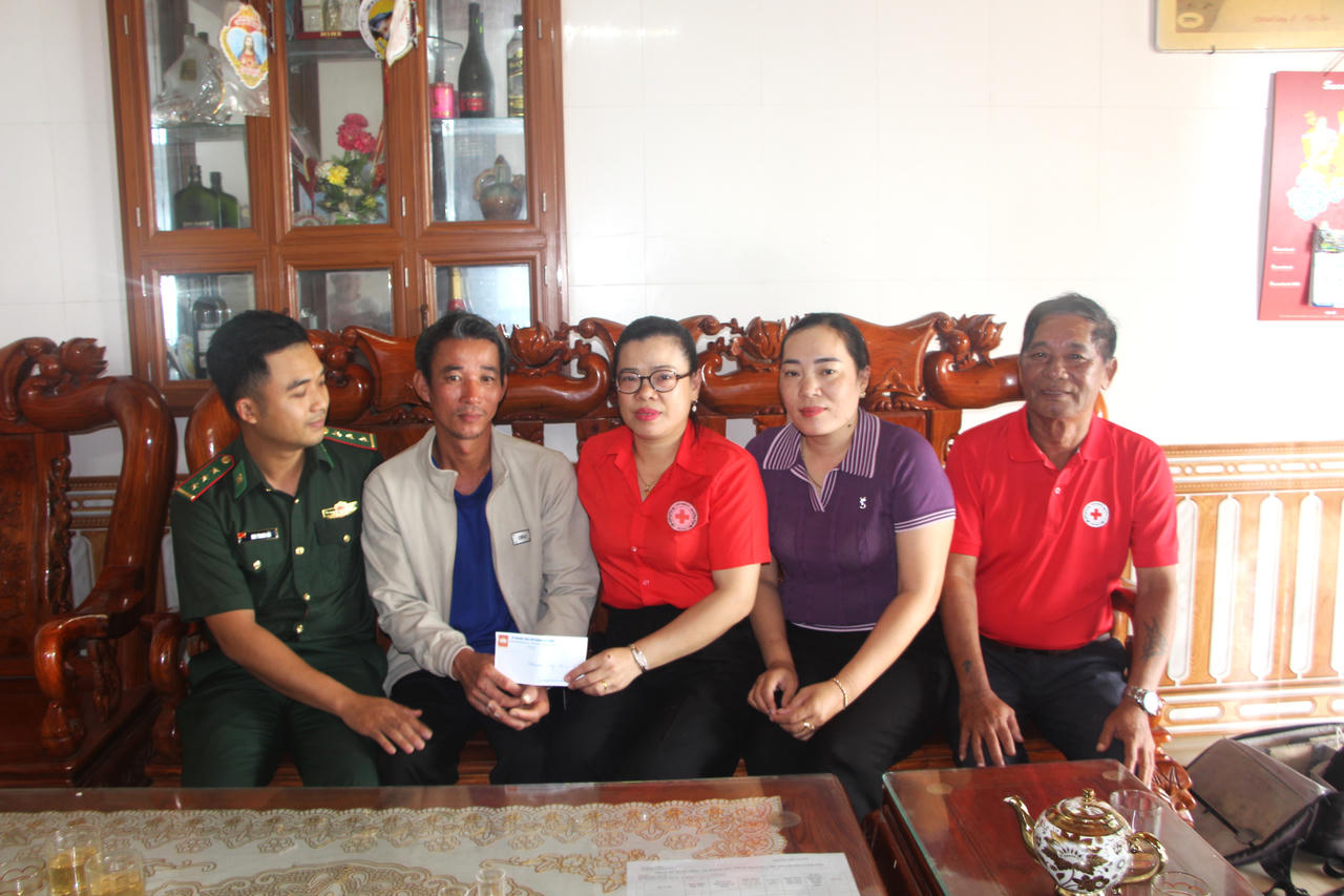 C&aacute;n bộ bi&ecirc;n ph&ograve;ng v&agrave; đại diện Hội Chữ thập đỏ địa phương hỗ trợ, động vi&ecirc;n anh Cường c&ugrave;ng gia đ&igrave;nh vượt qua kh&oacute; khăn sau tai nạn. (Ảnh: Minh Phương)