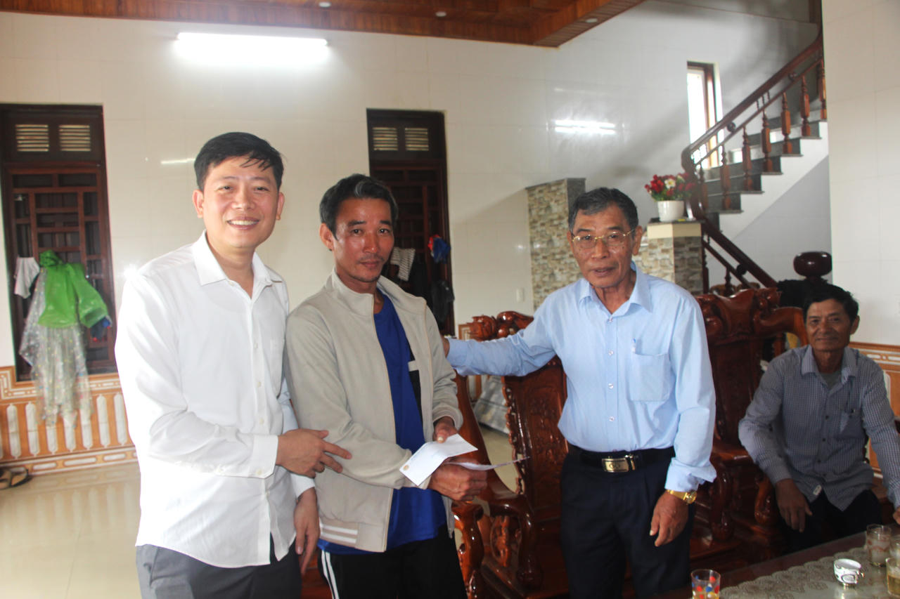 Đại diện c&aacute;c cơ quan, đơn vị ch&uacute;c mừng, động vi&ecirc;n anh Nguyễn Mạnh Cường khi anh may mắn tho&aacute;t nạn trong vụ ch&igrave;m t&agrave;u c&aacute;. (Ảnh: Minh Phương)