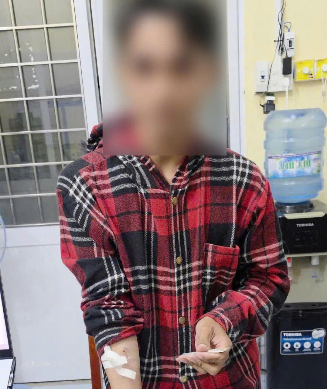 Anh N.V.K c&ugrave;ng con dao tự g&acirc;y thương t&iacute;ch cho bản th&acirc;n rồi đến C&ocirc;ng an x&atilde; Kh&aacute;nh B&igrave;nh tr&igrave;nh b&aacute;o bị cướp. Ảnh: Tiến Tầm