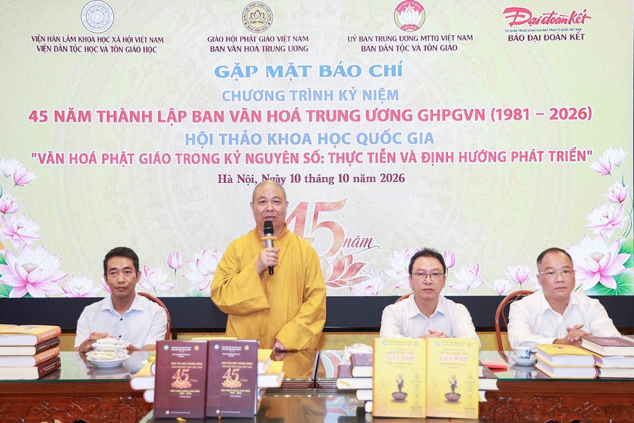 H&ograve;a thượng Th&iacute;ch Thọ Lạc, Ủy vi&ecirc;n Thường trực, Ủy vi&ecirc;n Thư k&yacute; Hội đồng Trị sự, Trưởng ban Văn h&oacute;a Trung ương GHPGVN ph&aacute;t biểu khai mạc buổi gặp mặt th&ocirc;ng tin về chuỗi hoạt động kỷ niệm 45 năm th&agrave;nh lập Ban Văn h&oacute;a Trung ương Gi&aacute;o hội Phật gi&aacute;o Việt Nam (Ảnh: Quang Vinh).
