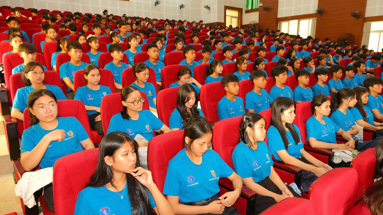 N&acirc;ng cao nhận thức cho sinh vi&ecirc;n l&agrave; một trong những giải ph&aacute;p g&oacute;p phần x&acirc;y dựng m&ocirc;i trường học tập kh&ocirc;ng kh&oacute;i thuốc. (Ảnh: Trần Tuyền)