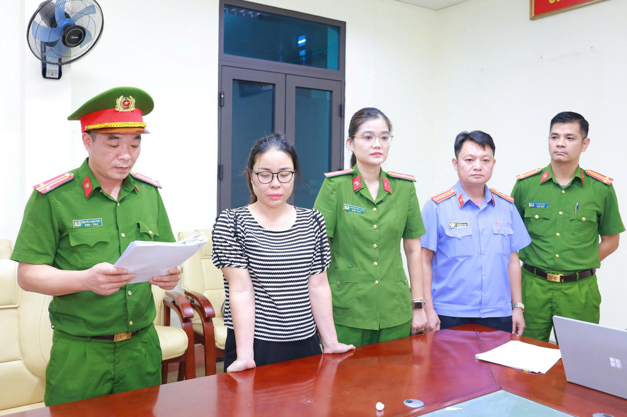 Đặng Thị L&yacute; đ&atilde; cố &yacute; lập v&agrave; trực tiếp giả mạo chữ k&yacute; của Gi&aacute;m đốc Ban Quản l&yacute; Dự &aacute;n đầu tư x&acirc;y dựng huyện B&aacute;t X&aacute;t tr&ecirc;n 111 bộ hồ sơ, ủy nhiệm chi giả.(Ảnh: Tuấn Hải)