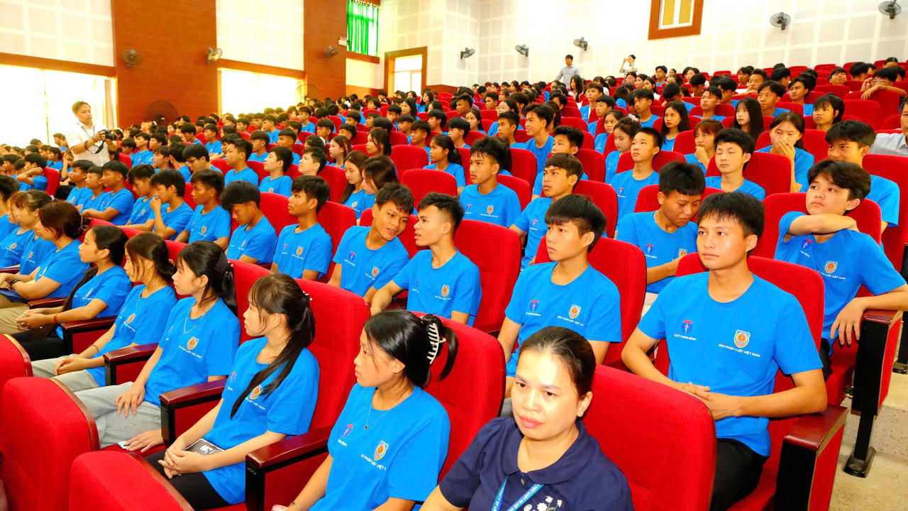 Hơn 500 c&aacute;n bộ, giảng vi&ecirc;n, sinh vi&ecirc;n ng&agrave;nh Luật, Tư ph&aacute;p được cập nhật kiến thức về ph&ograve;ng, chống t&aacute;c hại của thuốc l&aacute; do B&aacute;o Ph&aacute;p luật Việt Nam tổ chức tại Quảng Trị. (Ảnh: Trần Tuyền)