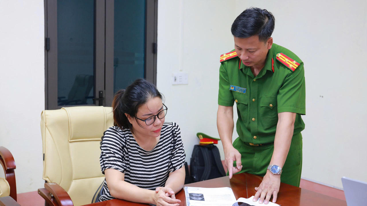 Cơ quan CSĐT thi h&agrave;nh Lệnh bắt bị can để tạm giam v&agrave; Lệnh kh&aacute;m x&eacute;t chỗ ở đối với Đặng Thị L&yacute;.(Ảnh: Tuấn Hải)