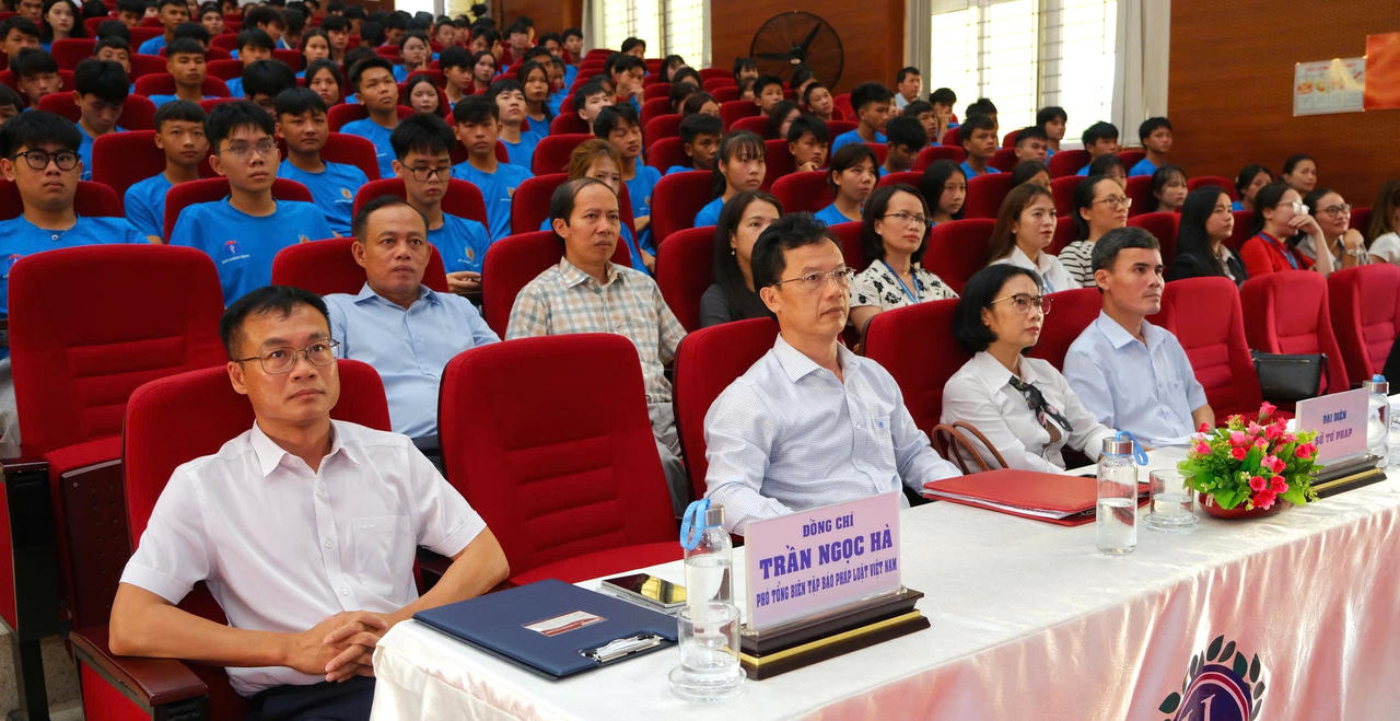 Từ những chương tr&igrave;nh truyền th&ocirc;ng trực tiếp, th&ocirc;ng điệp về x&acirc;y dựng m&ocirc;i trường kh&ocirc;ng kh&oacute;i thuốc được lan tỏa đến cộng đồng. (Ảnh: Trần Tuyền)