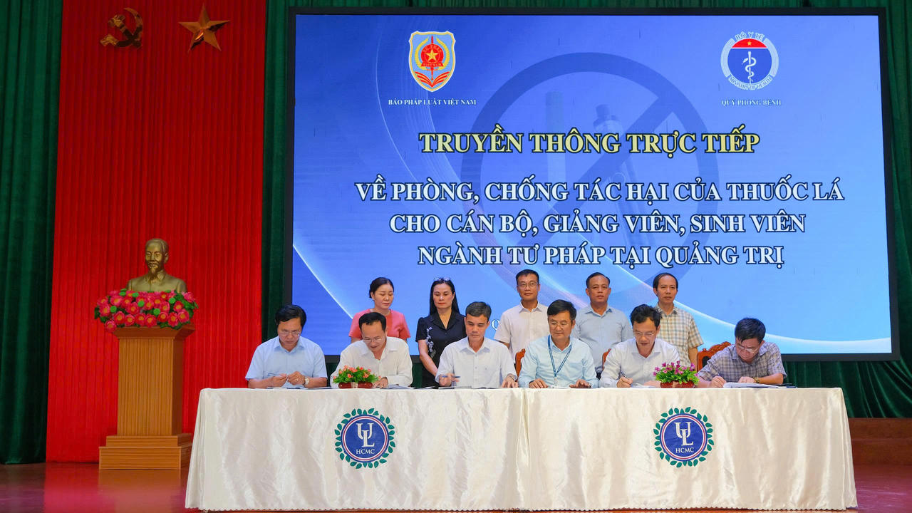 Đại diện c&aacute;c đơn vị k&yacute; cam kết đẩy mạnh ph&ograve;ng, chống t&aacute;c hại của thuốc l&aacute; tại Quảng Trị. (Ảnh: Trần Tuyền)