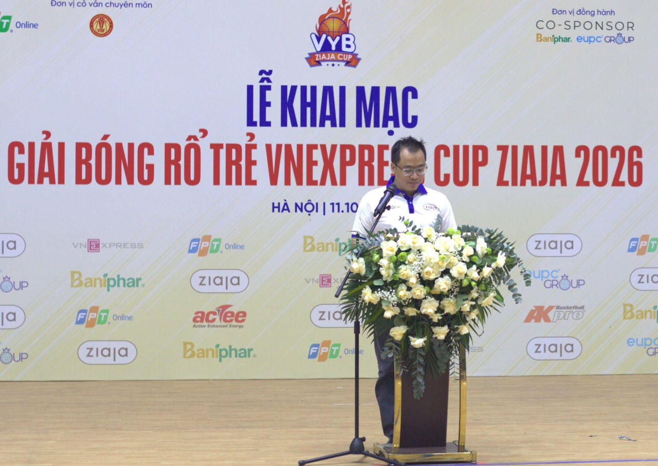 Đại diện Ban tổ chức ph&aacute;t biểu khai mạc giải đấu. Ảnh: Th&ugrave;y Dung.