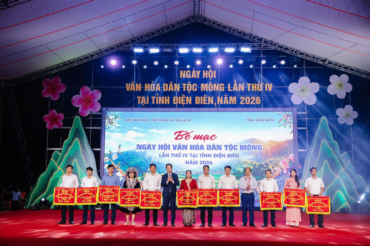 Ban Tổ chức trao cờ lưu niệm cho c&aacute;c đơn vị tham gia t&iacute;ch cực v&agrave;o ng&agrave;y hội (Ảnh: CTV).
