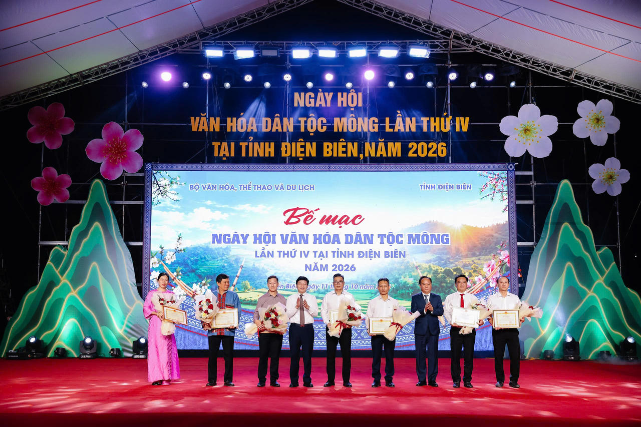 Ban tổ chức Ng&agrave;y hội trao Bằng khen của UBND tỉnh, tặng hoa cho c&aacute;c tập thể, c&aacute; nh&acirc;n (Ảnh: CTV).