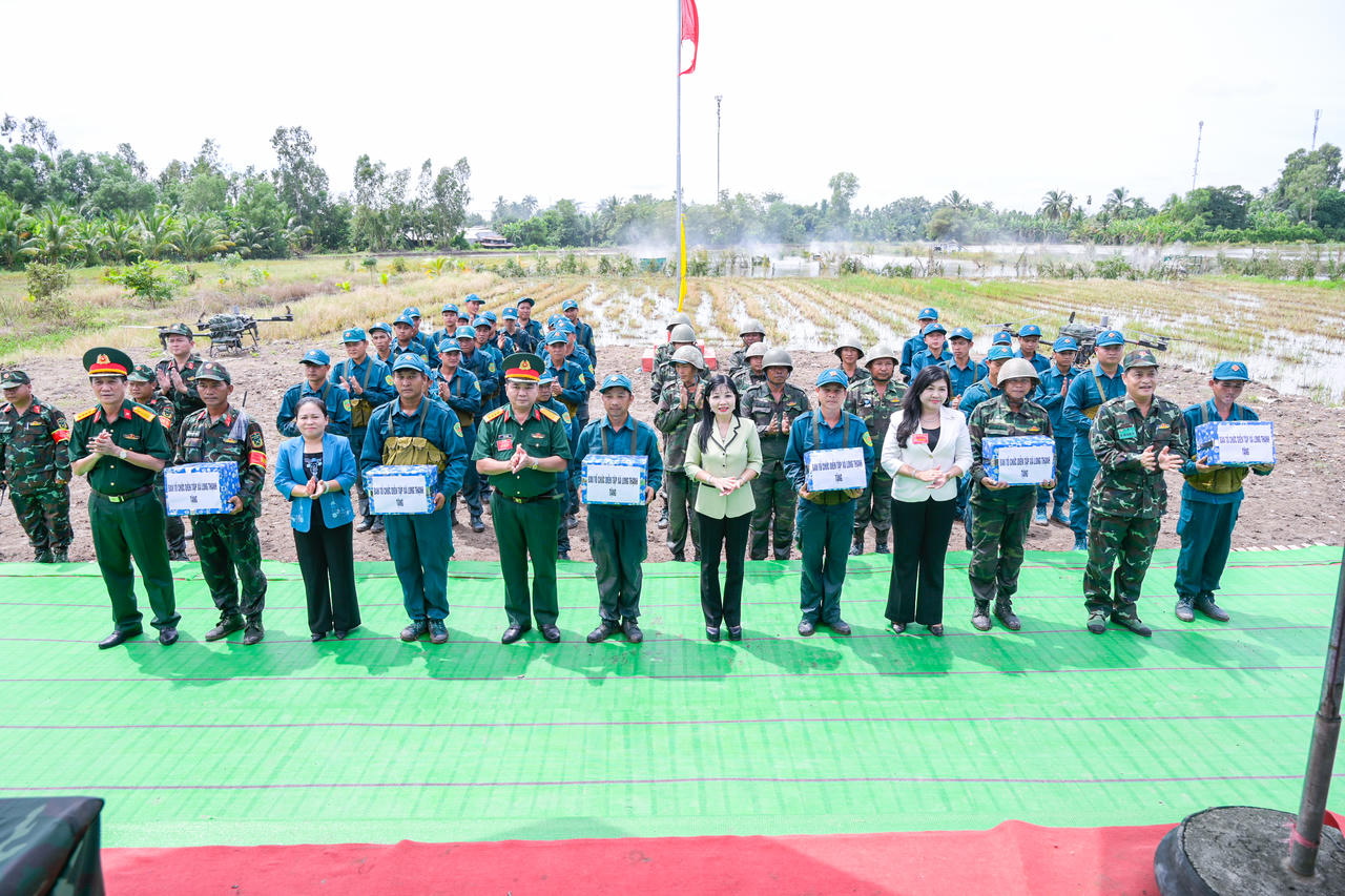 Kết th&uacute;c diễn tập, b&agrave; Nguyễn Thị Thanh Hương, Ph&oacute; B&iacute; thư Tỉnh ủy, Chủ tịch HĐND tỉnh c&ugrave;ng Đại t&aacute; B&ugrave;i Sỹ H&ugrave;ng, Ph&oacute; Chỉ huy trưởng Bộ CHQS tỉnh v&agrave; c&aacute;c th&agrave;nh vi&ecirc;n Ban Chỉ đạo diễn tập tỉnh đ&atilde; trao tặng qu&agrave;, động vi&ecirc;n c&aacute;c lực lượng tham gia diễn tập. Ảnh: Phương Vũ