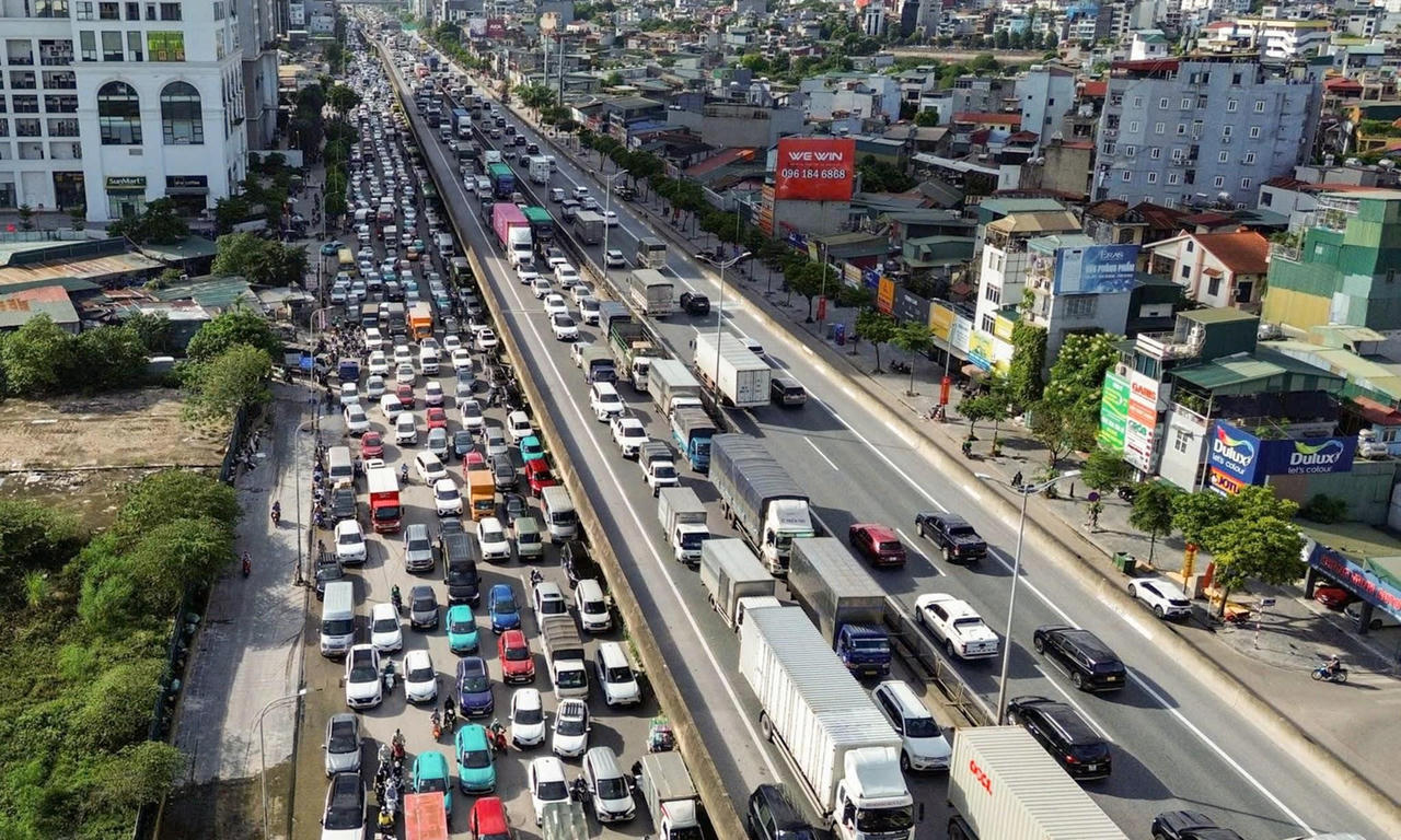 Lưu lượng phương tiện tuyến V&agrave;nh đai 3 lu&ocirc;n ở mức cao, vượt qu&aacute; thiết kế ban đầu.