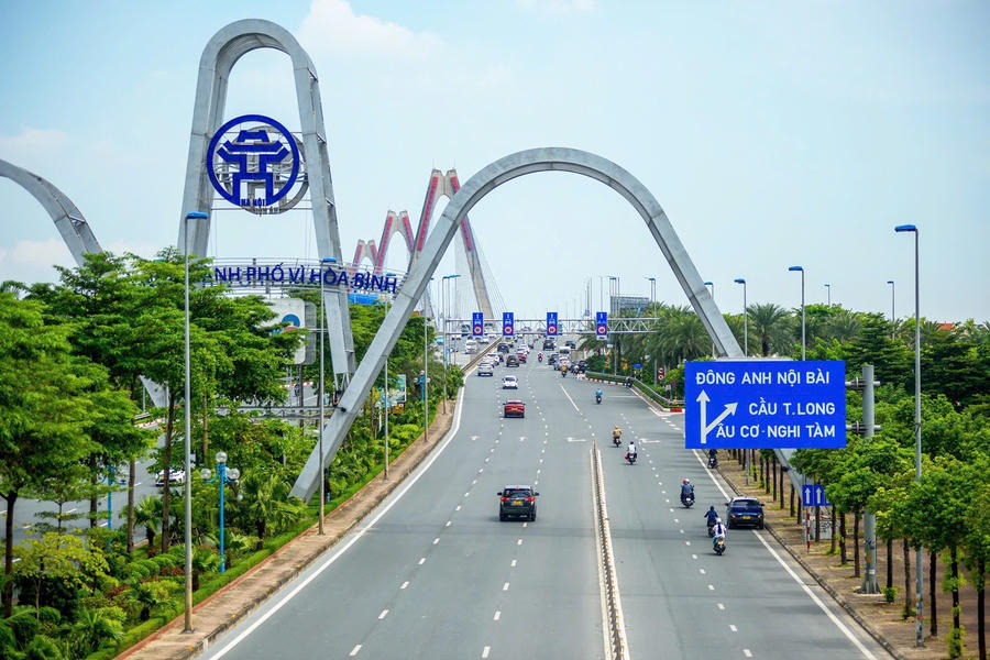 Cầu Nhật T&acirc;n hướng từ nội th&agrave;nh đi Đ&ocirc;ng Anh.