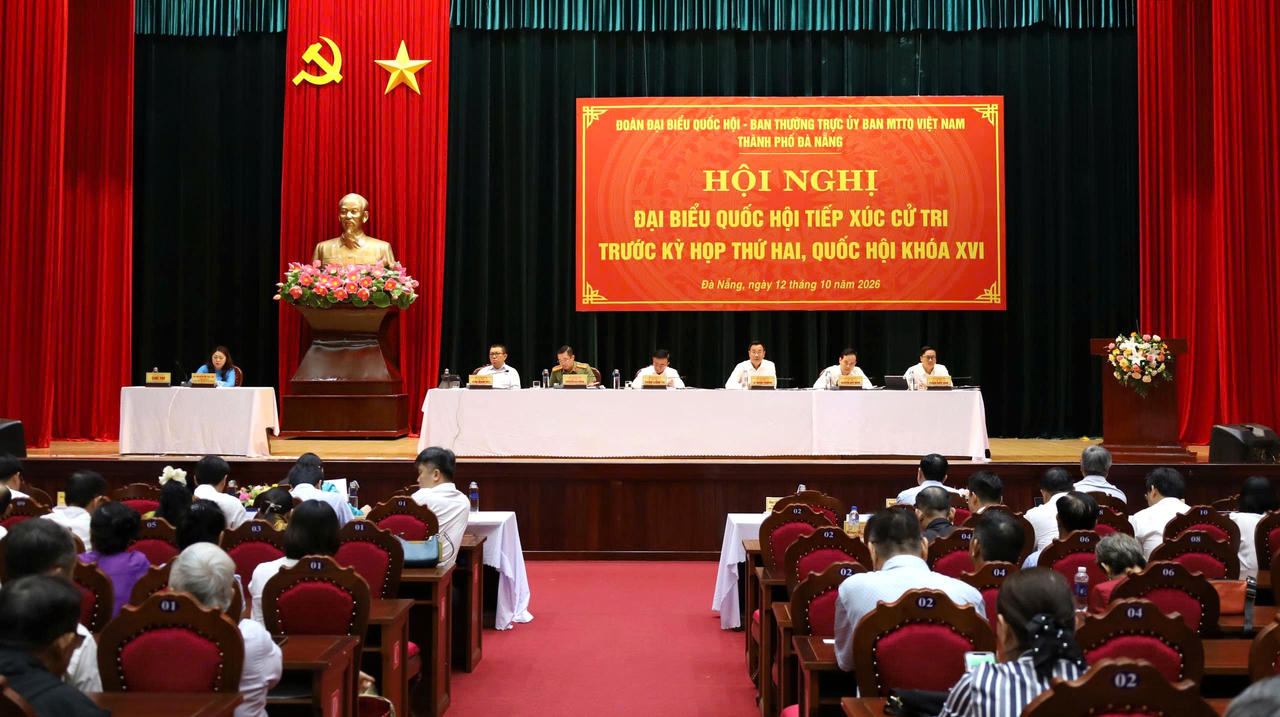 Thường trực Ban B&iacute; thư Trần Cẩm T&uacute; c&ugrave;ng đo&agrave;n Đại biểu Quốc hội đơn vị TP Đ&agrave; Nẵng dự hội nghị tiếp x&uacute;c cử tri c&aacute;c phường trung t&acirc;m th&agrave;nh phố. (Ảnh: Tấn Việt)
