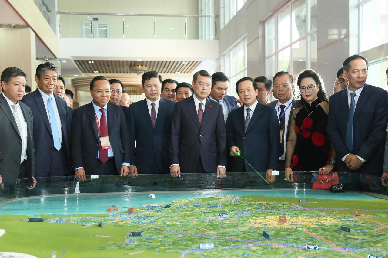 Thủ tướng L&ecirc; Minh Hưng c&ugrave;ng c&aacute;c đại biểu xem quy hoạch tỉnh Hưng Y&ecirc;n thời kỳ 2021 - 2030, tầm nh&igrave;n đến năm 2050 (Ảnh ĐB)