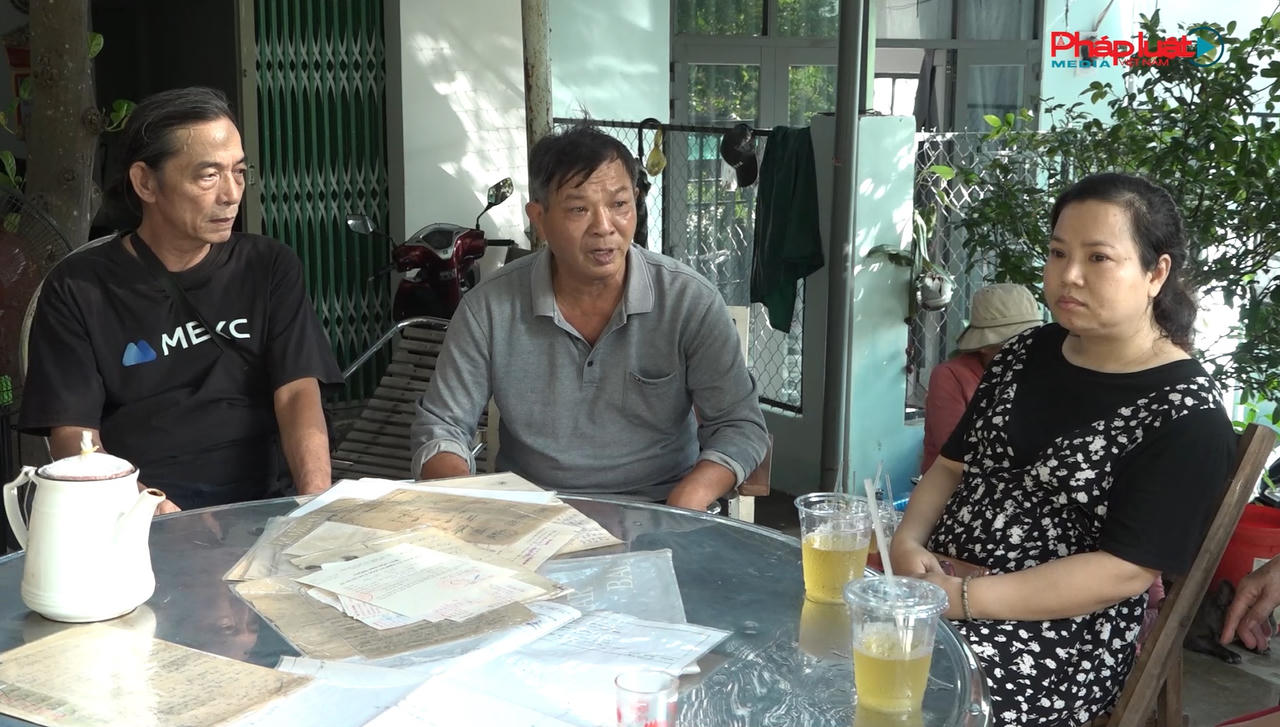 Bà Nguy&ecirc;̃n Thị Kim Anh (ngoài cùng b&ecirc;n phải) và gia đình mòn mỏi đợi chờ bản án được thực thi đ&ecirc;̉ gia đình sớm có cu&ocirc;̣c s&ocirc;́ng &ocirc;̉n định