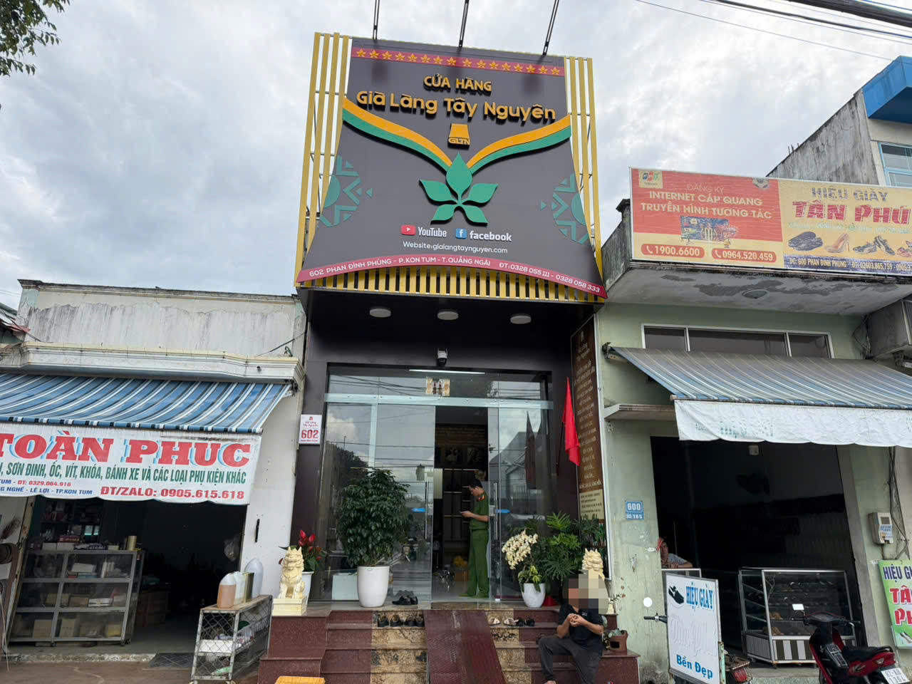 Cửa h&agrave;ng Gi&agrave; l&agrave;ng T&acirc;y Nguy&ecirc;n tr&ecirc;n đường Phan Đ&igrave;nh Ph&ugrave;ng, phường Kon Tum, tỉnh Quảng Ng&atilde;i b&aacute;n nhiều sản phẩm x&acirc;m phạm nh&atilde;n hiệu s&acirc;m Ngọc Linh. (Ảnh T.T)