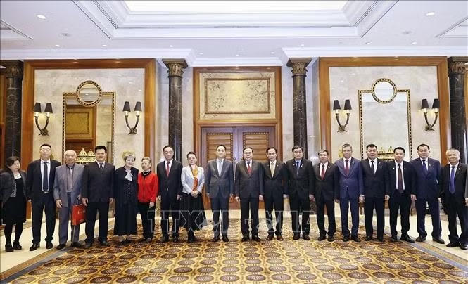 Chủ tịch Quốc hội Trần Thanh Mẫn với c&aacute;c nh&acirc;n sĩ hữu nghị Trung Quốc. Ảnh: Do&atilde;n Tấn/TTXVN