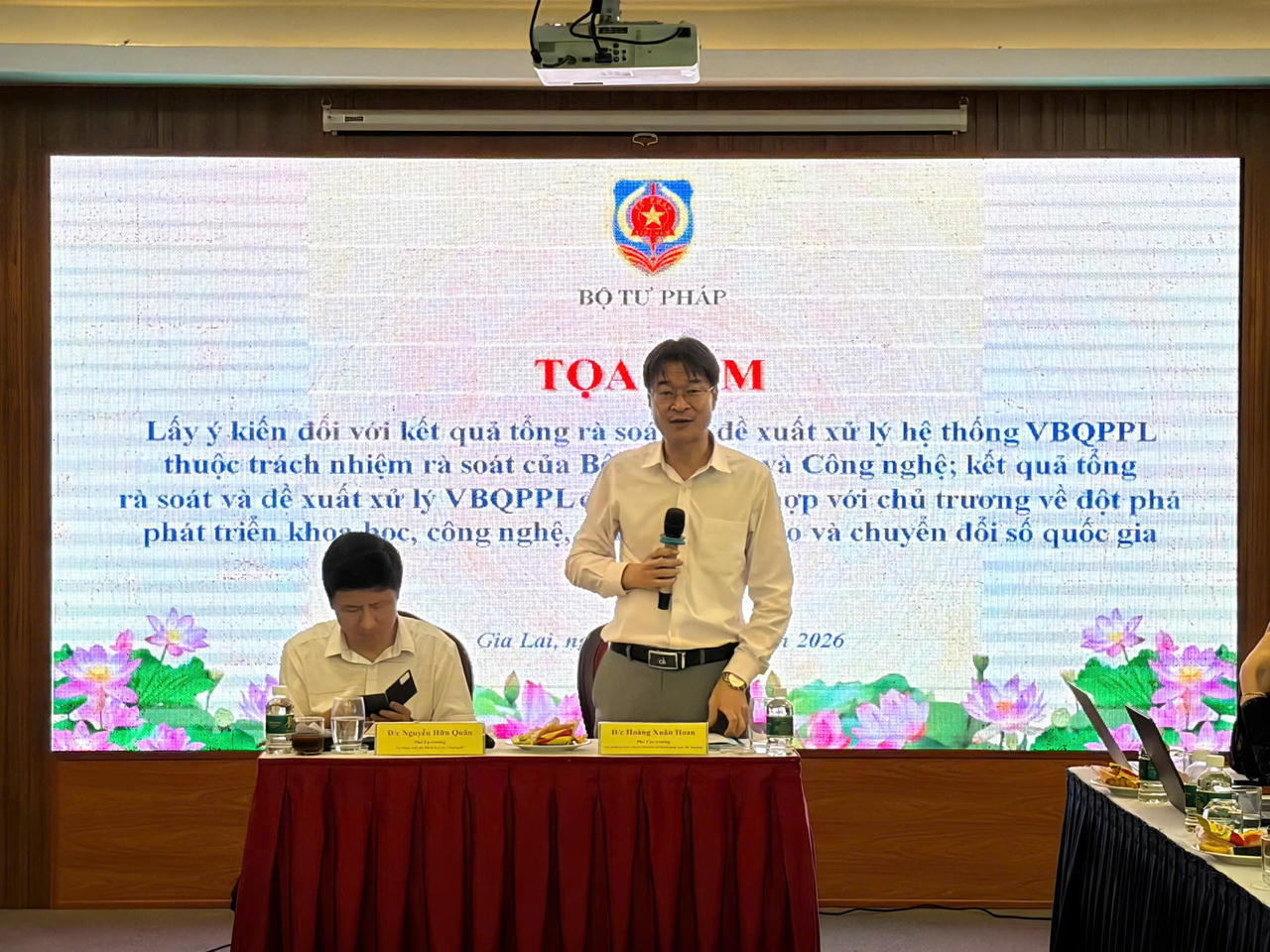 Ph&oacute; Cục trưởng Ho&agrave;ng Xu&acirc;n Hoan ph&aacute;t biểu khai mạc v&agrave; định hướng thảo luận.