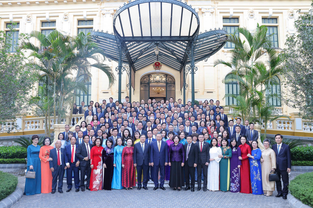 Tổng B&iacute; thư, Chủ tịch nước T&ocirc; L&acirc;m c&ugrave;ng c&aacute;c đồng ch&iacute; l&atilde;nh đạo Đảng, Nh&agrave; nước v&agrave; đại diện doanh nghiệp ti&ecirc;u biểu chụp ảnh lưu niệm tại cuộc gặp mặt nh&acirc;n Ng&agrave;y Doanh nh&acirc;n Việt Nam, chiều 12/10, tại H&agrave; Nội.
