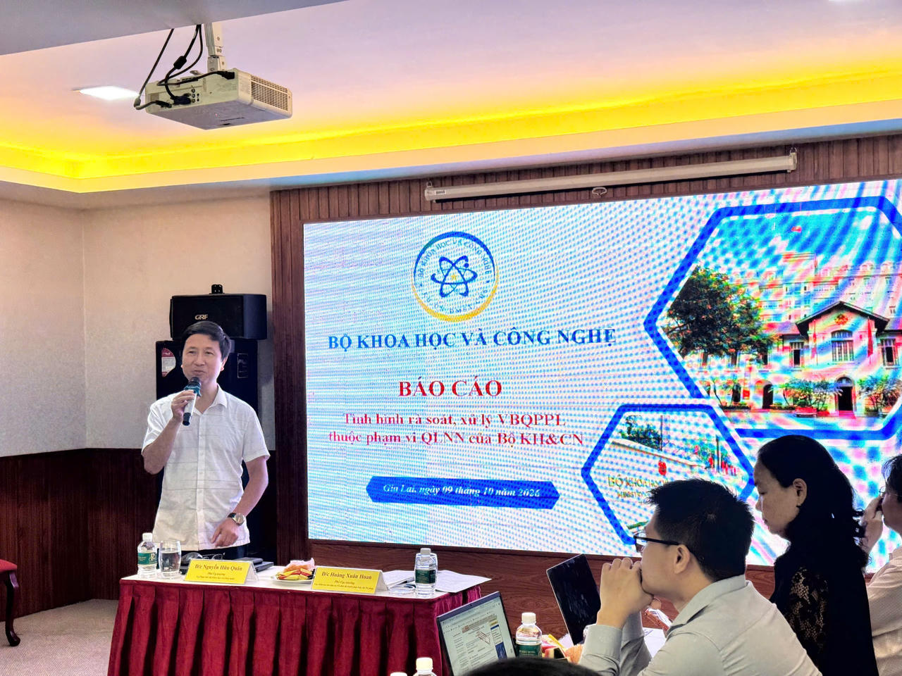 &Ocirc;ng Nguyễn Hữu Qu&acirc;n, Ph&oacute; Vụ trưởng Vụ ph&aacute;p chế, Bộ Khoa học v&agrave; C&ocirc;ng nghệ, b&aacute;o c&aacute;o tại Tọa đ&agrave;m.