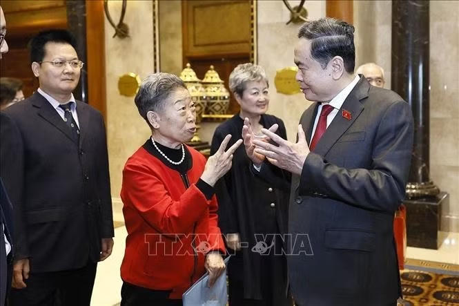 Chủ tịch Quốc hội Trần Thanh Mẫn với c&aacute;c nh&acirc;n sĩ hữu nghị Trung Quốc. Ảnh: Do&atilde;n Tấn/TTXVN