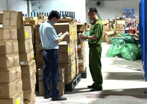 200 ngh&igrave;n sản phẩm mỹ phẩm kh&ocirc;ng r&otilde; nguồn gốc bị thu giữ tại Bắc Ninh.