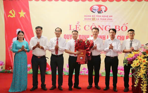 Đảng ủy x&atilde; Thần Lĩnh tổ chức lễ c&ocirc;ng bố quyết định th&agrave;nh lập Chi bộ cơ sở Văn ph&ograve;ng C&ocirc;ng ty tr&aacute;ch nhiệm hữu hạn X&acirc;y dựng Hoa Việt (Ảnh: Đ. Phương)