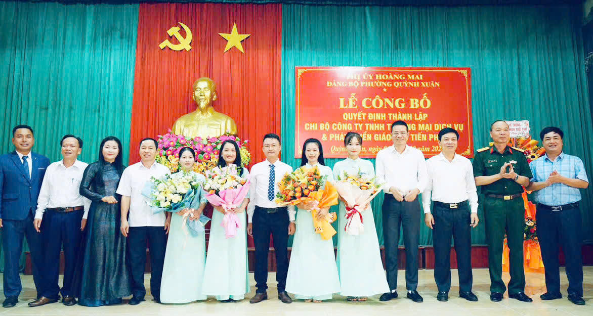 Lễ c&ocirc;ng bố quyết định th&agrave;nh lập chi bộ C&ocirc;ng ty Tr&aacute;ch nhiệm hữu hạn Thương mại dịch vụ v&agrave; Ph&aacute;t triển gi&aacute;o dục Tiến Ph&aacute;t (Ảnh: Đ.Phương)