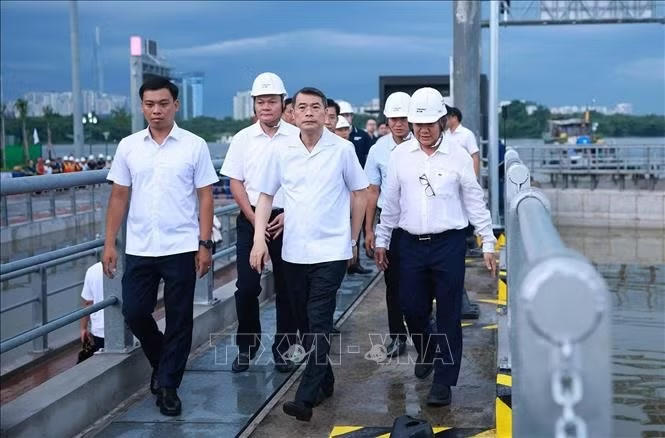 Thủ tướng L&ecirc; Minh Hưng kiểm tra Dự &aacute;n chống ngập do triều cường tại phường X&oacute;m Chiếu, Th&agrave;nh phố Hồ Ch&iacute; Minh. Ảnh: Dương Giang/TTXVN