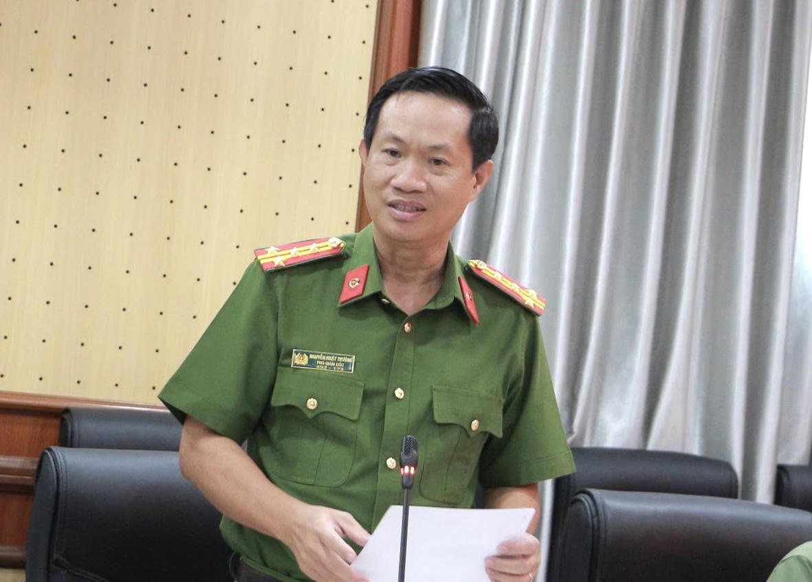 Đại t&aacute; Nguyễn Nhật Trường - Ph&oacute; Gi&aacute;m đốc C&ocirc;ng an tỉnh An Giang th&ocirc;ng tin kết quả triệt ph&aacute; đường d&acirc;y giả mạo kh&aacute;ch sạn, resort để lừa đảo chiếm đoạt t&agrave;i sản. Ảnh: Ho&agrave;ng Đ&ocirc;