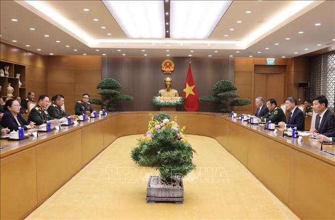 Thủ tướng L&ecirc; Minh Hưng tiếp Đại tướng Khamliang Outhakaysone, Ph&oacute; Thủ tướng, Bộ trưởng Bộ Quốc ph&ograve;ng L&agrave;o, s&aacute;ng 13/10. Ảnh: L&acirc;m Kh&aacute;nh/TTXVN